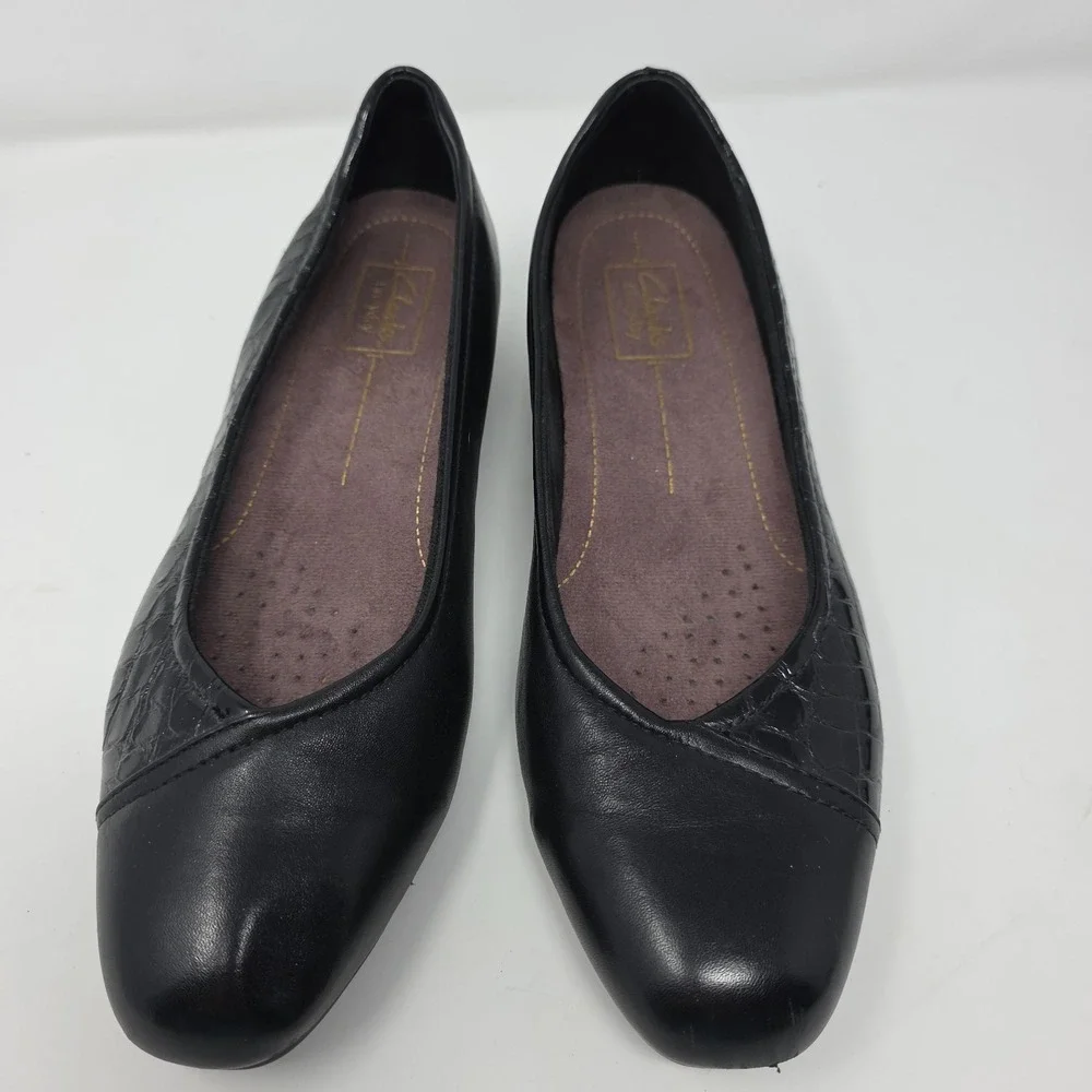 Clarks Comfort Pumps Womens 9.5M Black Leather Croc Embossed Low Heel Shoes